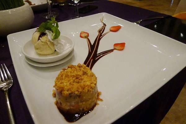 Kết thúc bằng món dessert trông như artwork thật đẹp, mới đầu giả bộ tiếc của chẳng nỡ ăn nhưng sau đó cũng làm sạch thiếu điều bưng đĩa liếm.