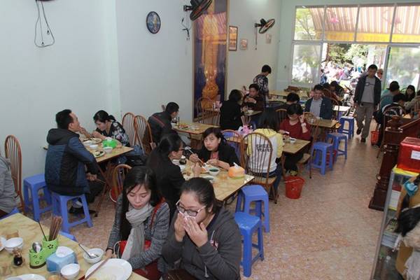 Rất đông thực khách ghé quán ăn chay tùy tâm vào giờ trưa