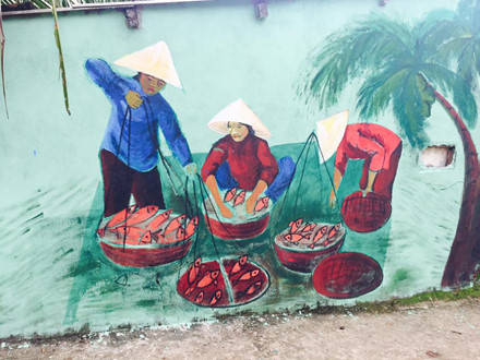 Chợ cá rộn rã gần làng bích họa Tam Thanh