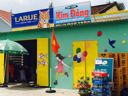 Trước cửa một cửa hàng tạp hóa ở làng bích họa Tam Thanh