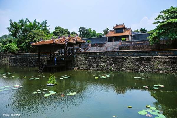 Toàn cảnh lăng Tự Đức như một công viên lớn. Ở đây có hồ nước, rừng thông, quang cảnh nên thơ, quanh năm suối chảy, rất phù hợp với người yêu thích thi phú như vua Tự Đức.