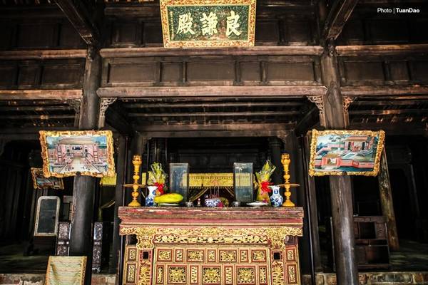Chính giữa là điện Hòa Khiêm để vua làm việc, nay là nơi thờ cúng bài vị của vua và hoàng hậu.
