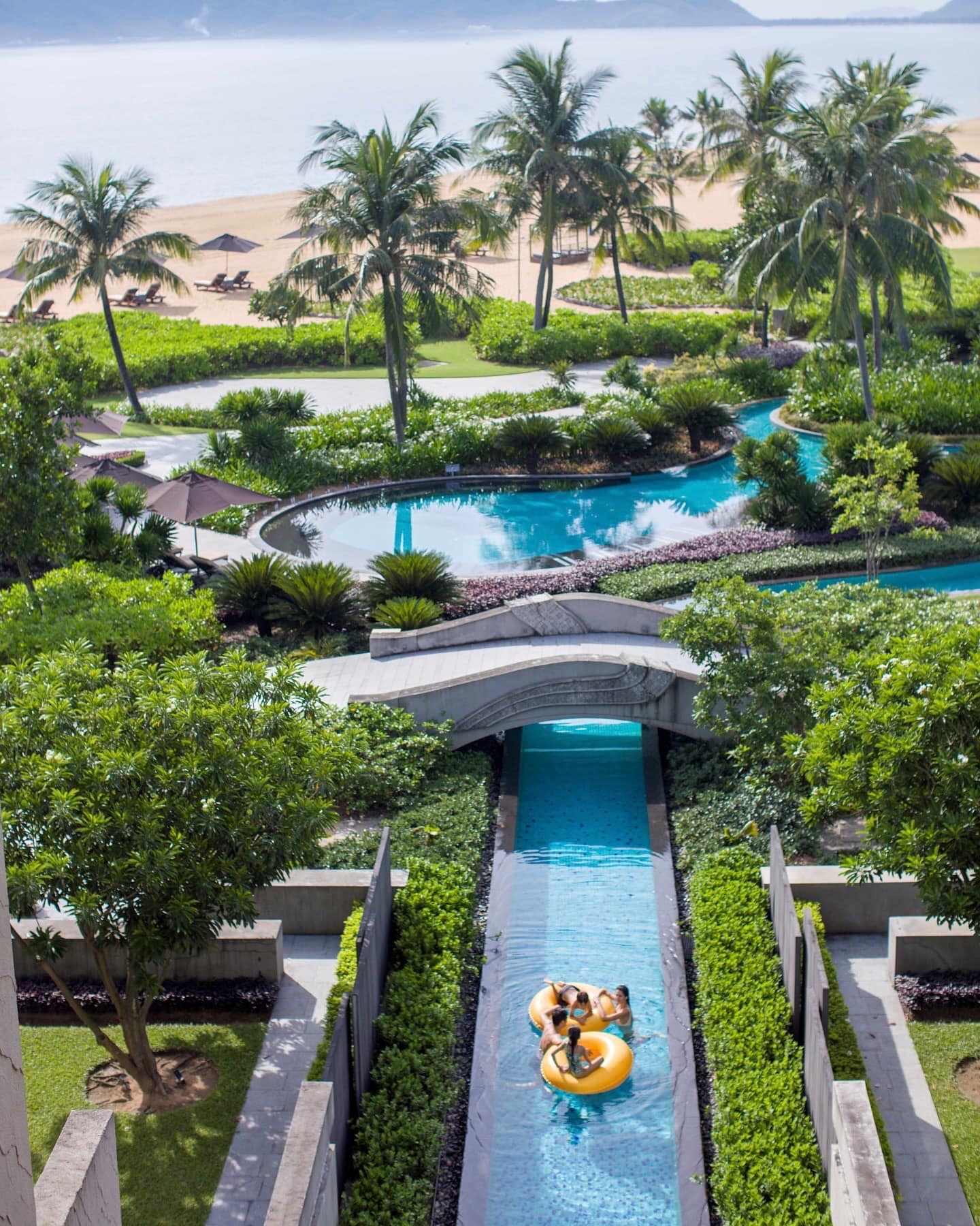 Hồ bơi ngoài trời dài uốn lượn quanh resort Angsana Lăng Cô