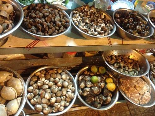 Ốc và hải sản ẩm thực vỉa hè Hà Nội có giá khá cao