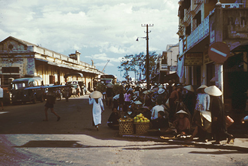Năm 1954, thành phố Đà Nẵng hiện ra sơ hoang qua góc máy của Ronald B. Frankum