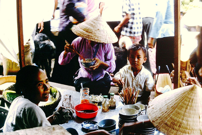 Quầy hàng thức ăn trong chợ Vũng Tàu năm 1967