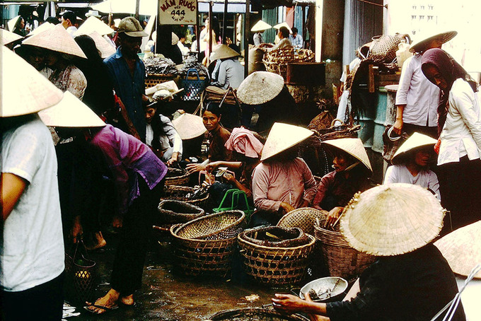 Hơn 50 trước, những khu chợ đã tấp nập người mua kẻ bán, đa phần là phụ nữ.