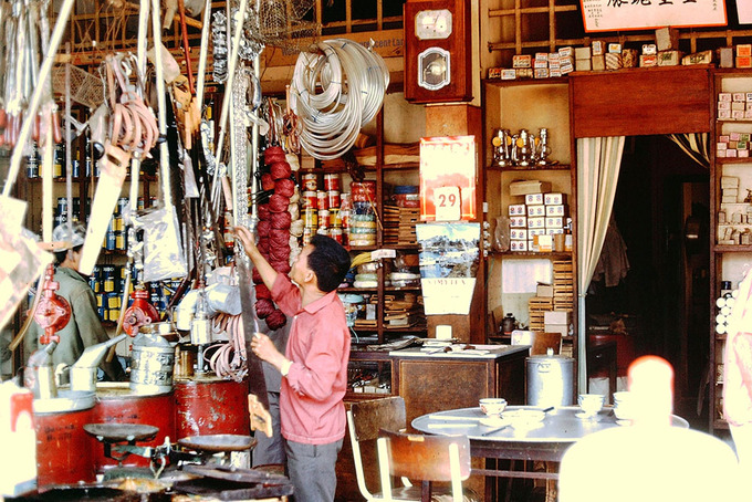 Phía trước một cửa hàng đồ gia công trong thành phố.