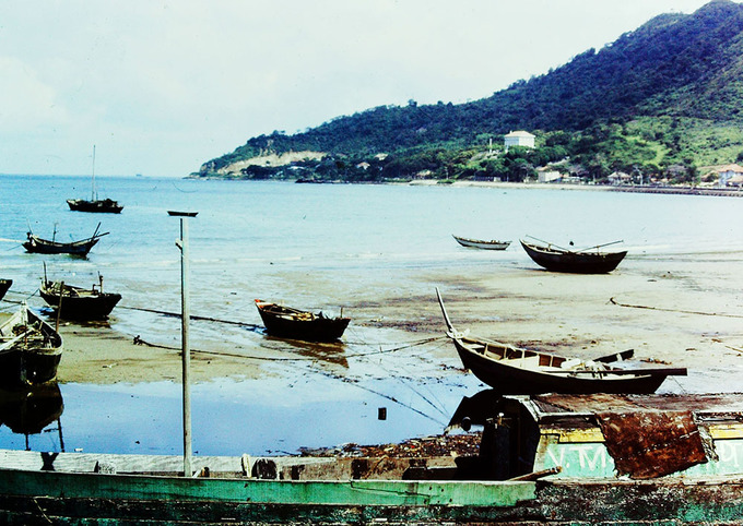 Vũng Tàu có 42 km bờ biển bao quanh. Ở quá khứ, bãi biển Vũng Tàu vẫn còn rất hoang sơ. Ngày nay, đây là điểm nghỉ mát nổi tiếng của người dân ở các tỉnh lân cận, phần đông từ TP HCM.