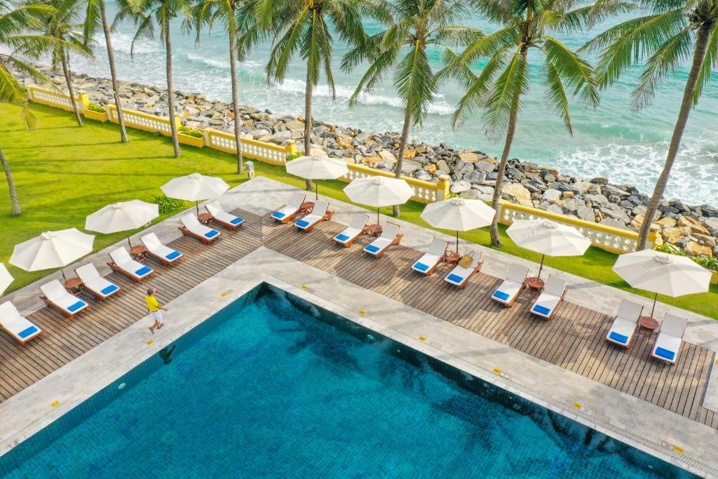 Bể bơi lớn nằm cạnh bãi biển tại Victoria Hội An Resort