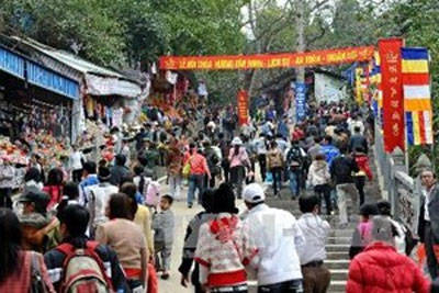 Khách hành hương tham gia lễ hội Hà Nội tại Chùa Hương