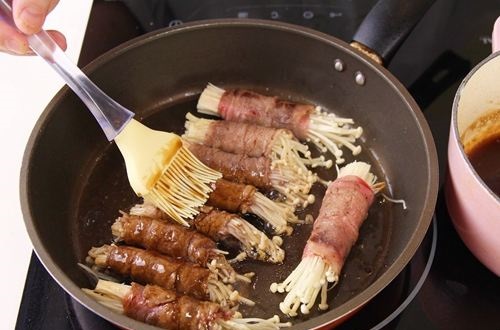 Cách làm bò cuộn nấm kim châm