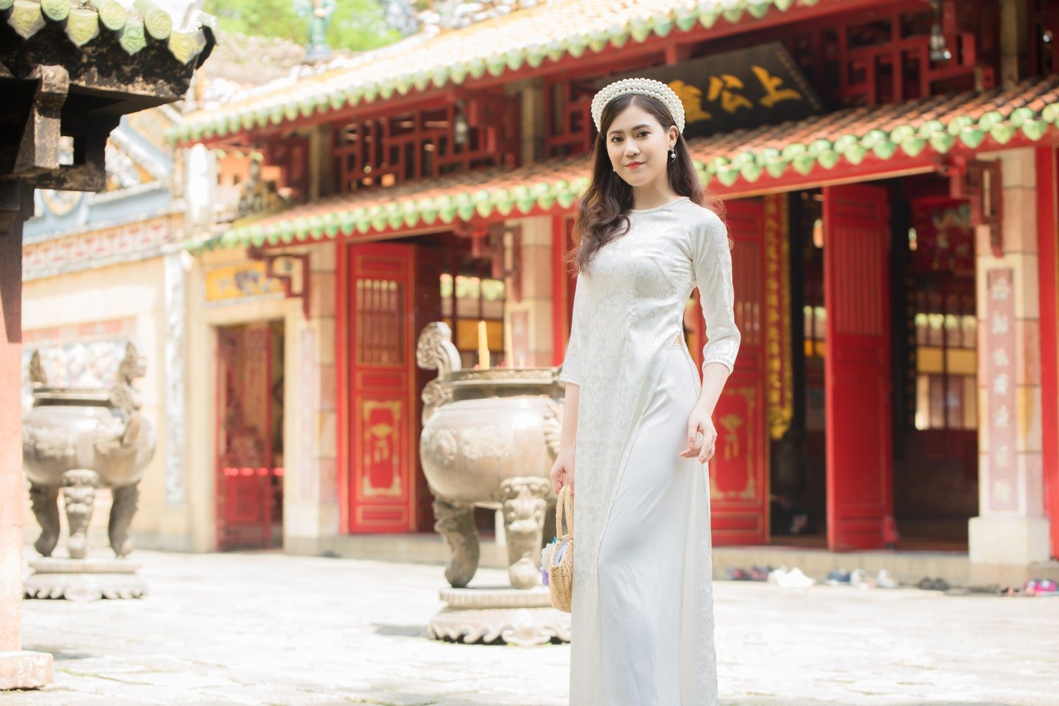 Vẻ đẹp hoài cổ giữa lòng thành phố hiện đại Chụp ảnh áo dài tại lăng Ông