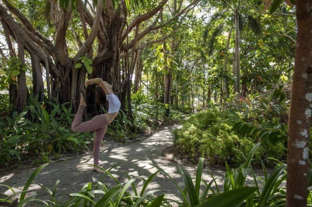 Yoga trong vườn xanh mát Azerai Kê Gà Bay