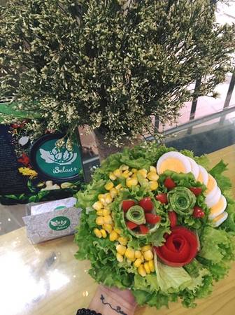 Salad có giá cả hợp lý từ 37.000 – 55.000 đồng/suất. Ảnh: FB iSalad +