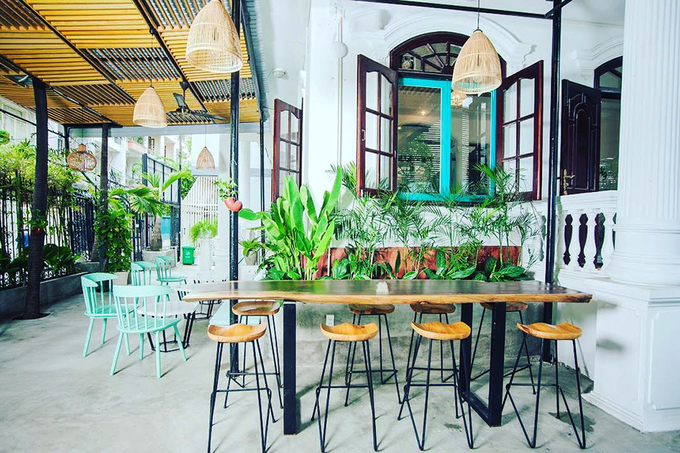 Quán có nhiều chỗ ngồi với không gian cho thực khách lựa chọn tuỳ theo sở thích. Thực đơn ở đây được nhiều người đánh giá là đa dạng. Bạn có thể chọn các loại nước uống như cà phê, trà sữa, nước ép, trà dâu... với giá từ 25.000 đồng.