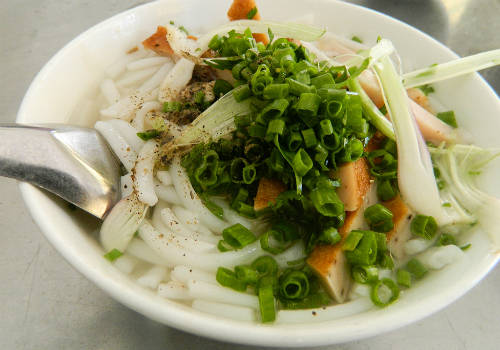 Bánh canh Phan Rang với giá 15.000 đồng một tô sẽ giúp du khách trải nghiệm nhiều hương vị đặc sắc. Ảnh: Bảo Nghi