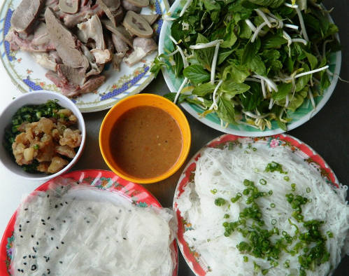 Khoảng 60.000 đồng cho hai người, du khách sẽ được no nê với món bánh hỏi lòng heo. Ảnh: Bảo Nghi
