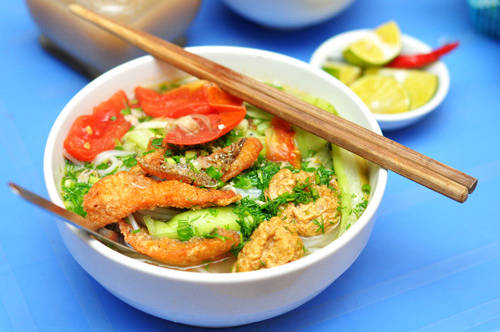 Tô bún chả cá ăn trưa Đà Nẵng với nguyên liệu tươi ngon