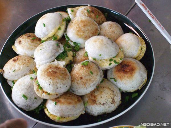 Bánh căn thường được bán theo từng cặp.
