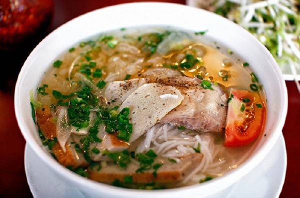 Tô bánh canh cá dầm có giá từ 15.000 đồng. Ảnh: yeutre.