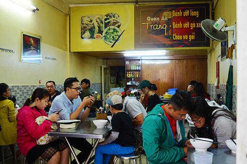 Quán bánh ướt lòng gà Trang với kinh nghiệm 3 đời thu hút đông thực khách ở Đà Lạt