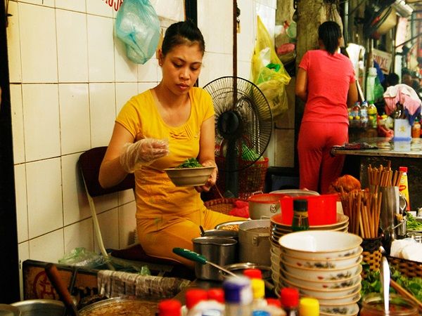 Phở tíu ngõ chợ Đồng Xuân  Phở tíu là món ăn quen thuộc, khá nổi tiếng ở ngõ nhỏ bên hông chợ Đồng Xuân bởi sự khác lạ so với các món phở thông thường. Không nhiều nước như bát phở bò tái, cũng không ít nước như phở trộn, phở tíu được dùng với nước xâm xấp, ăn cùng thịt nạc được thái mỏng, bản to, lạc rang, và hành khô.
