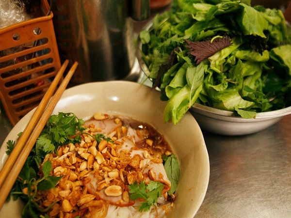Khi ăn thực khách dùng đũa đảo đều để bánh phở ngấm gia vị, nước trộn. Quán nhỏ, đông khách nên không muốn chờ đợi bạn phải tới sớm. Giá một bát phở tíu khoảng 25.000 đồng. Ảnh: Phong Vinh.