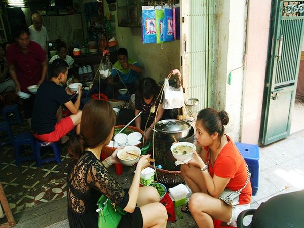 Bún ốc Hàng Chai Từ một gánh hàng nhỏ rong ruổi trên khắp con phố Hà Nội, hàng bún của cô Thêm nay đã có địa chỉ trên phố Hàng Chai. Dù không gian chật hẹp, chỉ đơn giản là những chiếc ghế nhựa, hàng bún ốc duy nhất trên con phố này luôn chật kín người. Ảnh: Phong Vinh.
