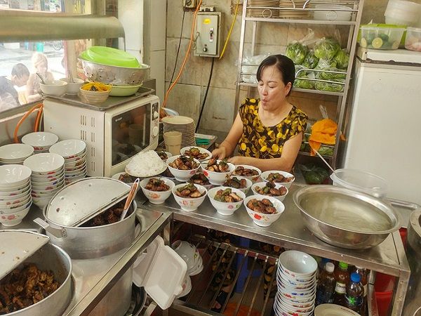 Bún chả Hàng Mành Đối với những tín đồ của bún chả thì quán bún chả Đắc Kim ở ngay đầu phố Hàng Mành có lẽ đã không còn xa lạ. Với diện tích khá nhỏ, vào giờ cao điểm, thực khách phải lên các tầng trên hoặc được kê bàn, ghế ngồi ngay vỉa hè. Quán được mở vào những năm đầu thập niên 60. Hiện tại, người tiếp quản là các thế hệ sau trong gia đình. Thịt lợn phải là ba chỉ hoặc thịt nách. Sau khi sơ chế thì được nêm nếm kỹ lưỡng rồi đem nướng trên bếp than. Ảnh: googlealbum.
