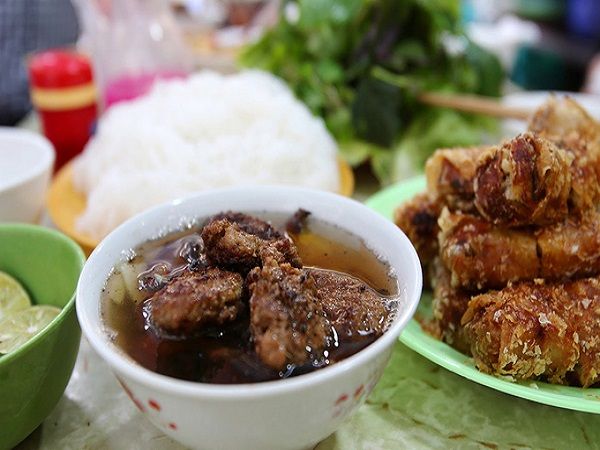 Mỗi suất bún chả ở đây giá 50.000 - 60.000 đồng. Dù chịu nhiều lời phàn nàn về sự thiếu thốn chỗ ngồi hay giá cả có phần đắt đỏ, quán vẫn luôn đông khách. Ảnh: thuonghieuvietnoitieng.