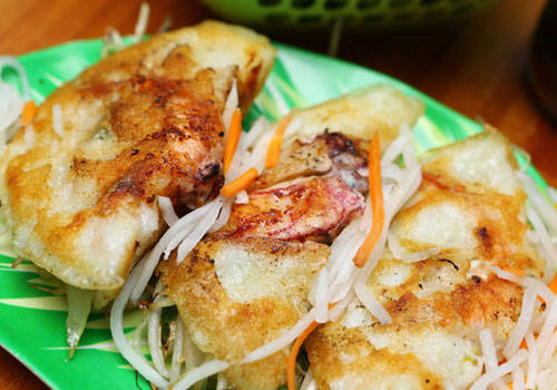 Bánh xèo mực đặc sản ẩm thực Nha Trang nổi tiếng thơm ngon