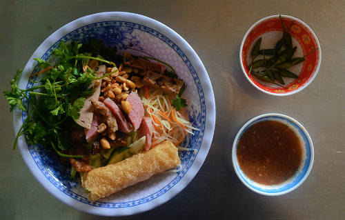 Giá cho một suất ăn trung bình 20.000 đồng. Ảnh: Phong Vinh.