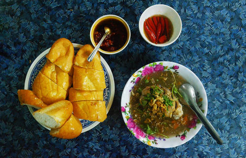 Súp để chấm bánh mì được nấu gần giống với súp cua thông thường, sền sệt nhưng có nhiều loại rau củ hơn như hạt sen, đậu đỏ, cà rốt, khoai lang… Ảnh: Phong Vinh.