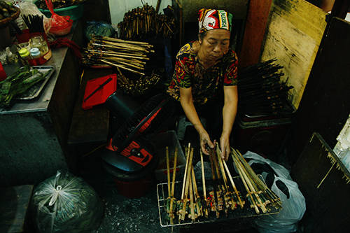 Những que thịt được nướng trực tiếp trên bếp than hồng thu hút thực khách tại ngõ chợ Đồng Xuân