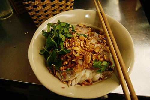 Phở tíu được trộn với các loại rau thơm như rau mùi, kinh giới, húng tại ngõ chợ Đồng Xuân