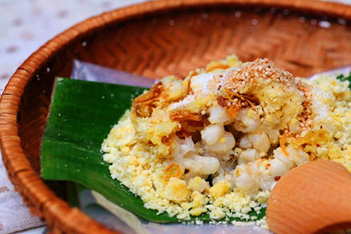 Người ta thường dùng miếng lá sen xanh tươi để gói xôi lúa, đôi khi cũng dùng lá dong hay lá chuối. Ảnh: cooking4kid