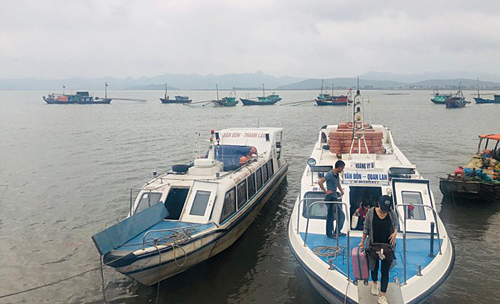 Tàu cao tốc đưa gia đình ra đảo Quan Lạn mất 30 phút