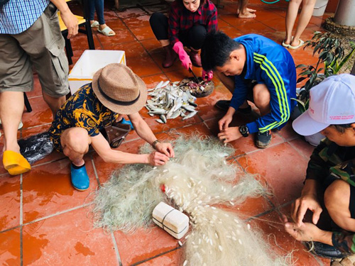 Thành quả sau nửa ngày làm ngư dân tại đảo Quan Lạn