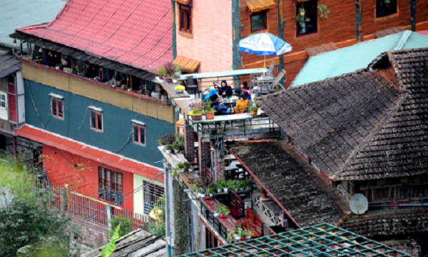 Thưởng thức cà phê ngắm núi đồi làng bản. Ảnh: Ngoisao.