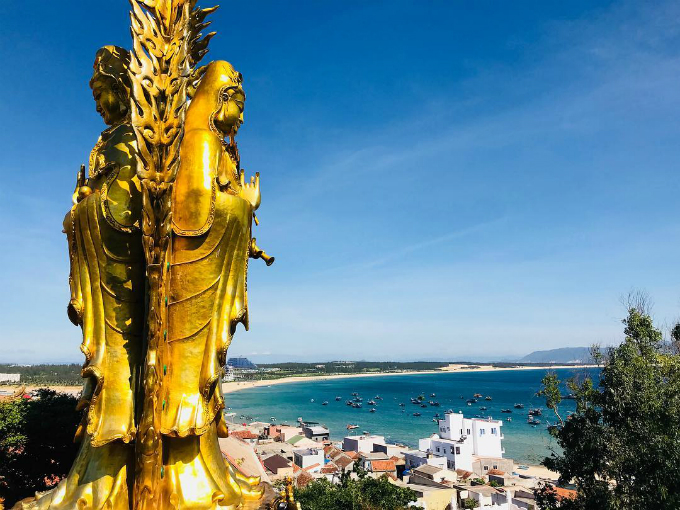 Pho tượng Phật đôi hướng ra biển Quy Nhơn trong xanh - một cảnh tượng vừa bình yên vừa kỳ vĩ