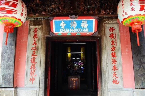 Chùa Ngọc Hoàng: Được xây dựng từ năm 1892 đến năm 1900, chùa Ngọc Hoàng tọa lạc trên diện tích hơn 2.000 m2. Xưa nay ngôi chùa nổi tiếng là nơi chiêm bái cho việc làm ăn thuận lợi, bình an, phước đức và đặc biệt là cầu con. Năm 1984, chùa đổi tên thành Phước Hải Tự và được công nhận là di sản kiến trúc nghệ thuật cấp quốc gia vào năm 1994.