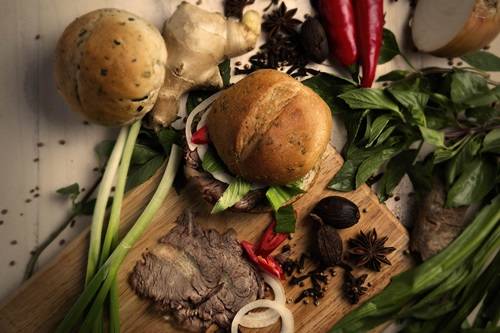 Hành lá, tiêu và nhiều loại gia vị khác trên lớp vỏ thơm giòn của bánh mì. Một ổ bánh mì phở có giá 25.000 đồng.