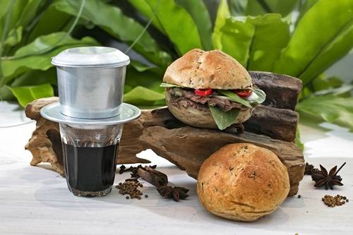 Một gợi ý nhỏ dành cho bạn, bánh mì phở và cà phê Việt Nam chính là bộ đôi take away hoàn hảo cho những người vội vã bắt đầu một ngày mới thuận lợi.