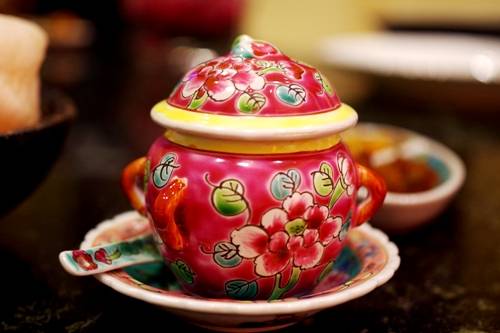 Một hũ đựng gia vị trang trí bằng các họa tiết đậm chất Peranakan. Ảnh: Hương Chi