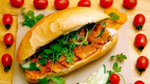Bánh mì chay cũng kẹp thịt, chả như bánh mì bình thường nhưng tất cả đều là nguyên liệu chay. Ảnh: FB KFChay