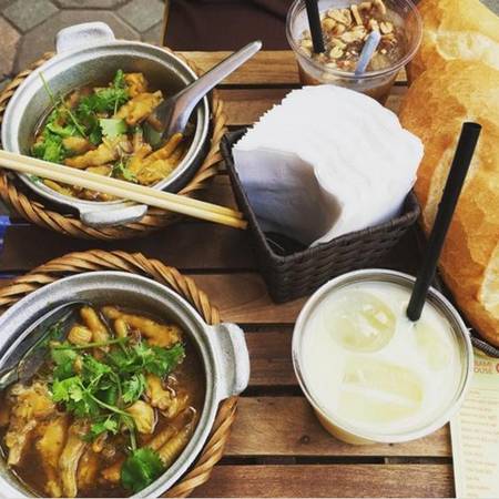 Khách hàng thường gọi thêm bánh mì để ăn hết nước sốt trong niêu. Ảnh: Instagram