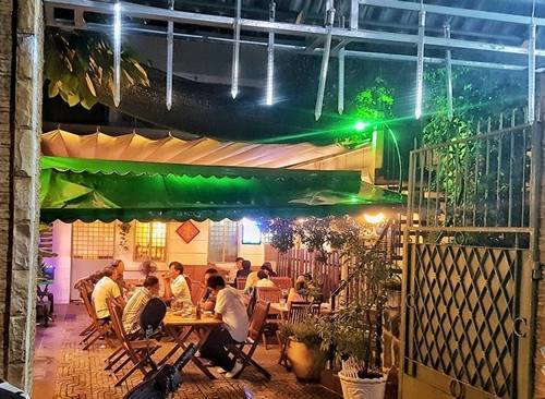 Mây Bốn Phương, quận 3 Biệt thự cổ kiểu Pháp 60 năm trong khu Vườn Chuối là địa chỉ ăn tối của nhiều người Sài Gòn trong 30 năm qua. Là quán ăn gia đình, nơi đây chủ yếu bán các món được nấu theo công thức gia truyền từ một người bác. Thực đơn thường có đủ món xào, nướng, lẩu... phù hợp với bữa tối sum vầy. Giá các món ăn từ 60.000 đồng, đĩa thức ăn đầy đặn. Ảnh: Thanh Tuyết.
