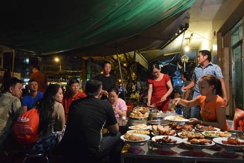 Dù là quán vỉa hè nhưng giá đồ ăn ở đây khá cao, một phần cơm đơn giản là 70.000 đồng, nếu ăn miếng sườn to, hoặc thêm món, thì giá 100.000-120.000 đồng. Nhiều người cho rằng giá tiền cao nhưng xứng đáng với chất lượng, từ hạt cơm đến đồ ăn đều ngon. Ảnh: Thanh Tuyết.