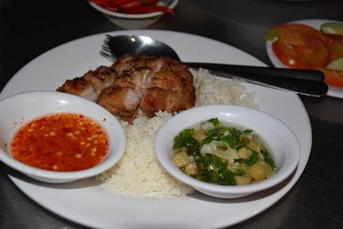 Cơm tấm "bãi rác", quận 4 Quán cơm tấm ở khu chợ Xóm Chiếu, quận 4 vốn không có tên, nhưng đều được khách quen gọi là "cơm tấm bãi rác", do rác của khu này được gom về bãi gần đấy, chờ xe chở đi mỗi tối. Không chỉ những người sống ở quận 4 mà khắp nơi ở TP HCM ghé đây ăn mỗi tối. Các món của quán được bày hết ra đĩa trên bàn, nấu đến đâu bán đến đấy. Ảnh: Thanh Tuyết.